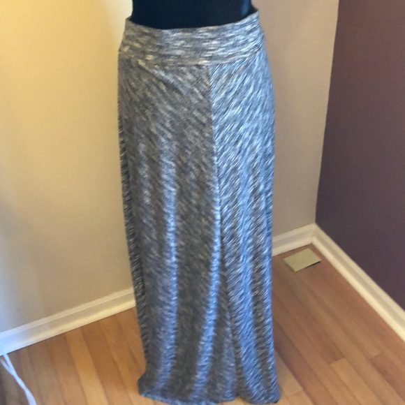 NWT Med skirt by “Lou & Grey” beautiful!! - Picture 7 of 8